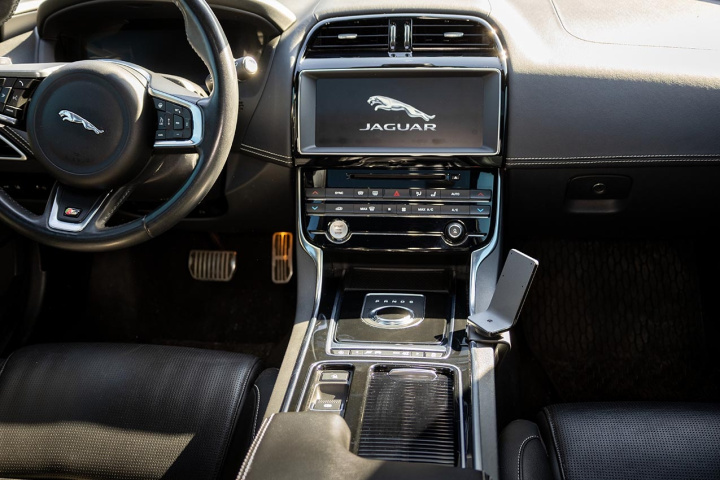 Brodit ProClip, Jaguar XE 19-20 19-20 i gruppen Modellanpassat / Jaguar hos CD Bilradio (240836140)