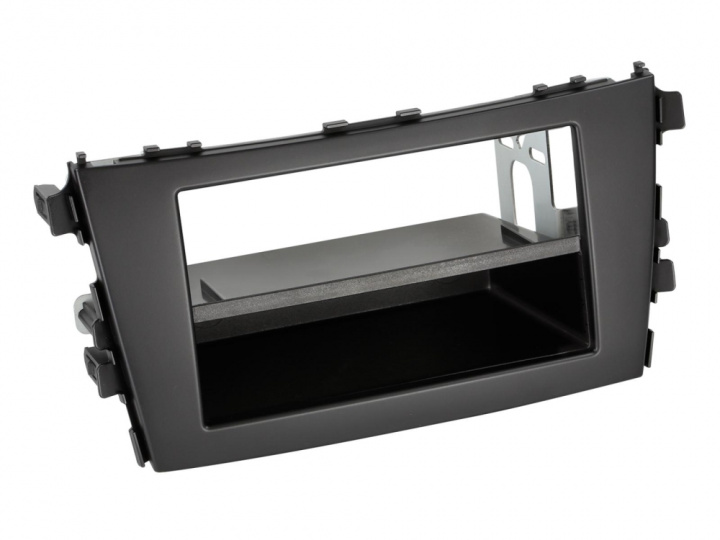 Monteringsram 2-DIN med prylfack, Suzuki Celerio 2014-2019, svart i gruppen Modellanpassat / Suzuki / Celerio / 2014-2021 (FE) hos CD Bilradio (700281294091)